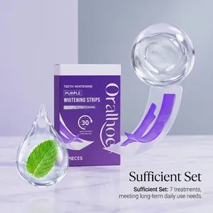 Gros plan sur la boîte de bandes de blanchiment dentaire violettes Oralhoe, lot de 7