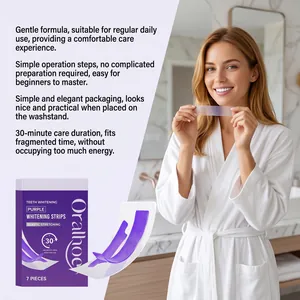 Vue détaillée des bandes de blanchiment dentaire violettes Oralhoe avec modèle.