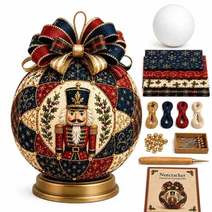 Detailansicht der Komponenten für das Nussknacker DIY-Weihnachtskugel-Bastelset.