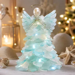 Primo piano dettagliato di un angelo di Natale luminoso in vetro marino con perla
