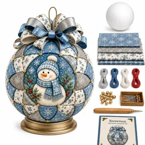 DIY Weihnachts-Patchwork-Ornament-Set mit Schneemann, Stoff und Werkzeug.