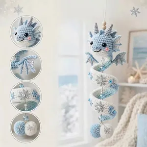 Vue détaillée d'une décoration de dragon crochetée à la main avec un motif en spirale.