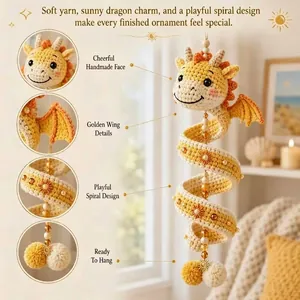Détail du dragon en crochet fait main en spirale avec des ailes dorées