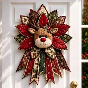 Detail des gesteppten Weihnachts-Weihnachtssternkranzes mit Rentiergesicht an weißer Tür.