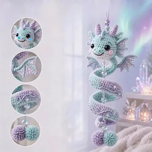Vue détaillée de l'ornement en spirale dragon crocheté à la main avec charme d'aurore