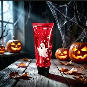 Primo piano di un giocattolo da spremere a forma di fantasma rosso su sfondo di zucca