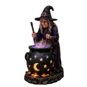 Detaillierte Halloween-Hexe mit einem leuchtenden Solar-Stern- und Mondkessel