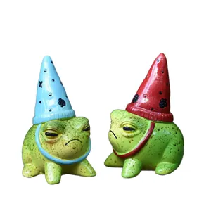 Par de divertidas figuras de ranas de jardín con sombreros puntiagudos azul y rojo