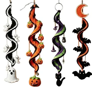 Vier einzigartige Halloween-Häkelspiralen-Hängedekorationen mit Geist Kürbis und Fledermaus