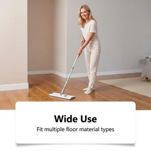 Vue détaillée d'une vadrouille plate utilisée sur un parquet poli à la maison