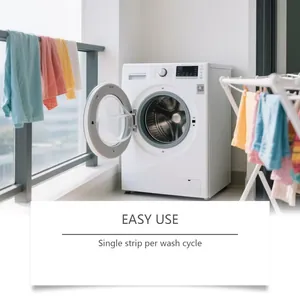 Lave-linge blanc moderne dans une buanderie de balcon lumineuse pour un nettoyage facile