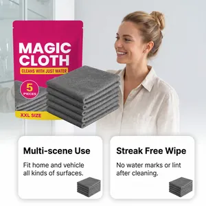 Vista dettagliata di un set di 5 panni magici per superfici senza aloni in casa.