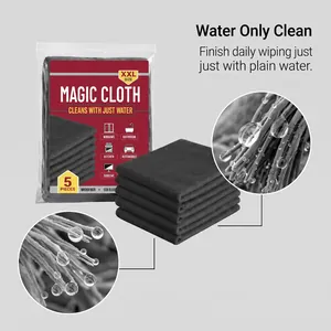 Macrodetail van een absorberende microvezel schoonmaakdoek met heldere waterdruppels