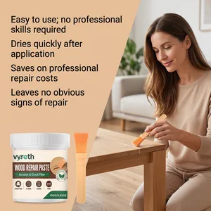 Eine Frau trägt Vyreth Holzreparaturpaste auf einen Kratzer auf einem Holztisch zur Reparatur