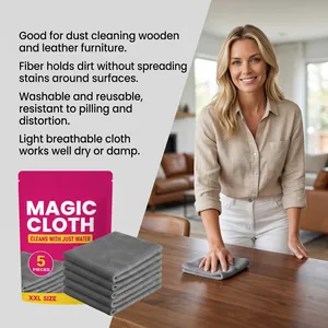 Dettaglio del panno Magic Cloth usato per pulire un tavolo di legno da una donna