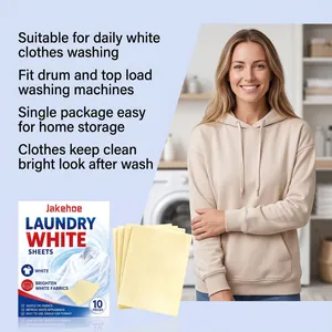Détail des feuilles de blanchiment montrant la boîte et l'effet sur les vêtements blancs