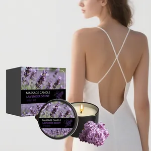 Detailansicht einer Lavendel-Massagekerze mit Box vor einem ruhigen Hintergrund.