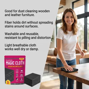 Gedetailleerd zicht van een vrouw die een houten tafel reinigt met een microvezeldoek