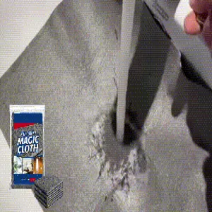 Détail du chiffon de nettoyage magique gris essuyant efficacement une surface lisse