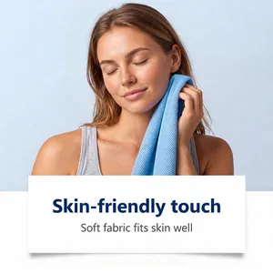Nahaufnahme eines weichen himmelblauen Kühlhandtuchs für Sport, hautfreundlicher Stoff.