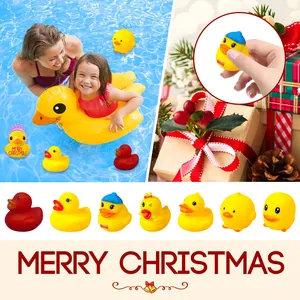 Gros plan de divers canards en caoutchouc de Noël et de boîtes cadeaux festives