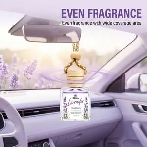 Lavendel-Auto-Hängeparfüm im lila Autoinnenraum mit Lavendelfeld im Hintergrund.