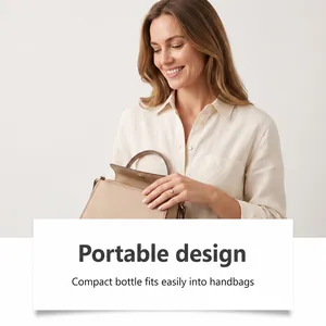 Vista dettagliata del flacone detergente per gioielli portatile che entra in una borsa beige