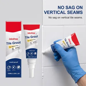 Applicazione professionale di sigillante bianco antimuffa per fughe di piastrelle a muro
