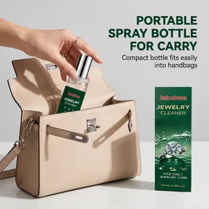 Dettaglio flacone spray detergente per gioielli da 100 ml inserito in una borsa elegante