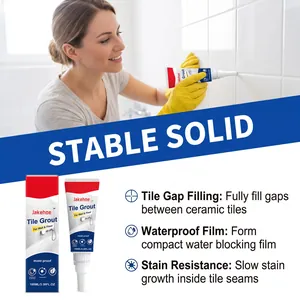 Applicazione di stucco per piastrelle impermeabile Jakehoe su piastrelle bianche.