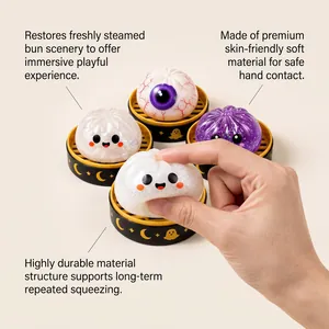 Primo piano di una mano che preme un morbido squishy a forma di fantasma di Halloween