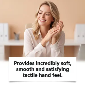 Dettaglio di una donna che sperimenta la texture morbida di un giocattolo squishy.