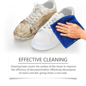 Gros plan d'une mousse nettoyante efficace enlevant les taches des baskets blanches à neuf