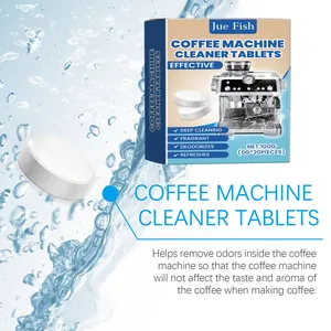 Détail des tablettes de nettoyage Jue-Fish pour cafetière avec éclaboussures d'eau