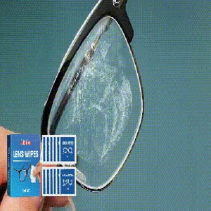 Gros plan détaillé du nettoyage d'un verre de lunette sale avec les lingettes JAKEHOE
