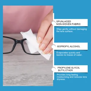Gros plan d'une lingette nettoyante pour lunettes en tissu non tissé en action.