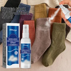 Vue détaillée du spray antibactérien South Moon utilisé sur des chaussures et chaussettes