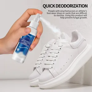 Spray antibactérien pour chaussures et chaussettes appliqué sur des baskets blanches en détail.