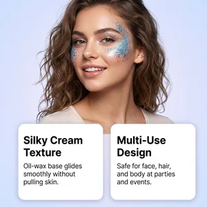 Primo piano dell'effetto glitter sul viso con descrizione della texture in crema setosa