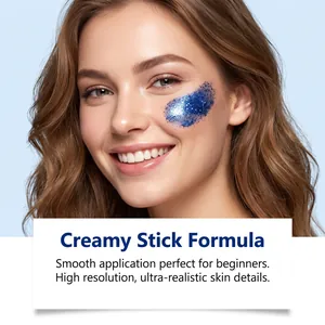 Dettaglio macro del trucco stick glitterato blu applicato delicatamente sulla guancia