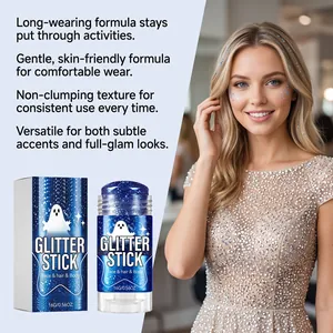 Dettaglio dello stick di glitter blu per il trucco di Halloween su viso e capelli