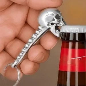 Nahaufnahme eines kreativen Flaschenöffners in Totenkopf-Optik