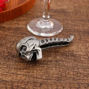Detaillierte Ansicht eines silbernen Flaschenöffners in Totenkopf-Form aus Legierung.