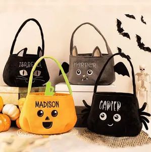 Dettaglio dei sacchetti di Halloween in peluche con nomi personalizzati