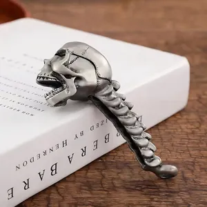 Detaillierte Makroansicht des Vintage-Totenkopf-Flaschenöffners aus Legierung.