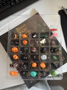 Vista detallada de las 31 figuras de Halloween dentro de una bandeja de calendario