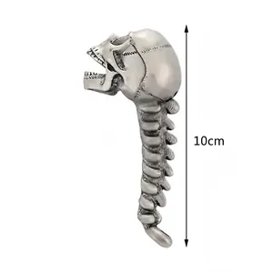 Detailansicht Totenkopf-Flaschenöffner aus Legierung mit 10 cm Höhenangabe