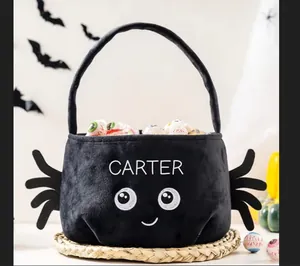 Dettaglio del cestino di Halloween in peluche nero con faccina e nome personalizzato.