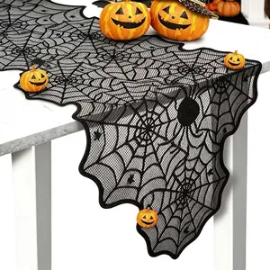 Vue détaillée du chemin de table en dentelle noire toile d'araignée pour Halloween
