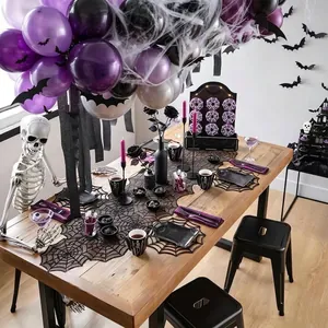 Vue détaillée d'un chemin de table noir en dentelle araignée pour décoration Halloween.